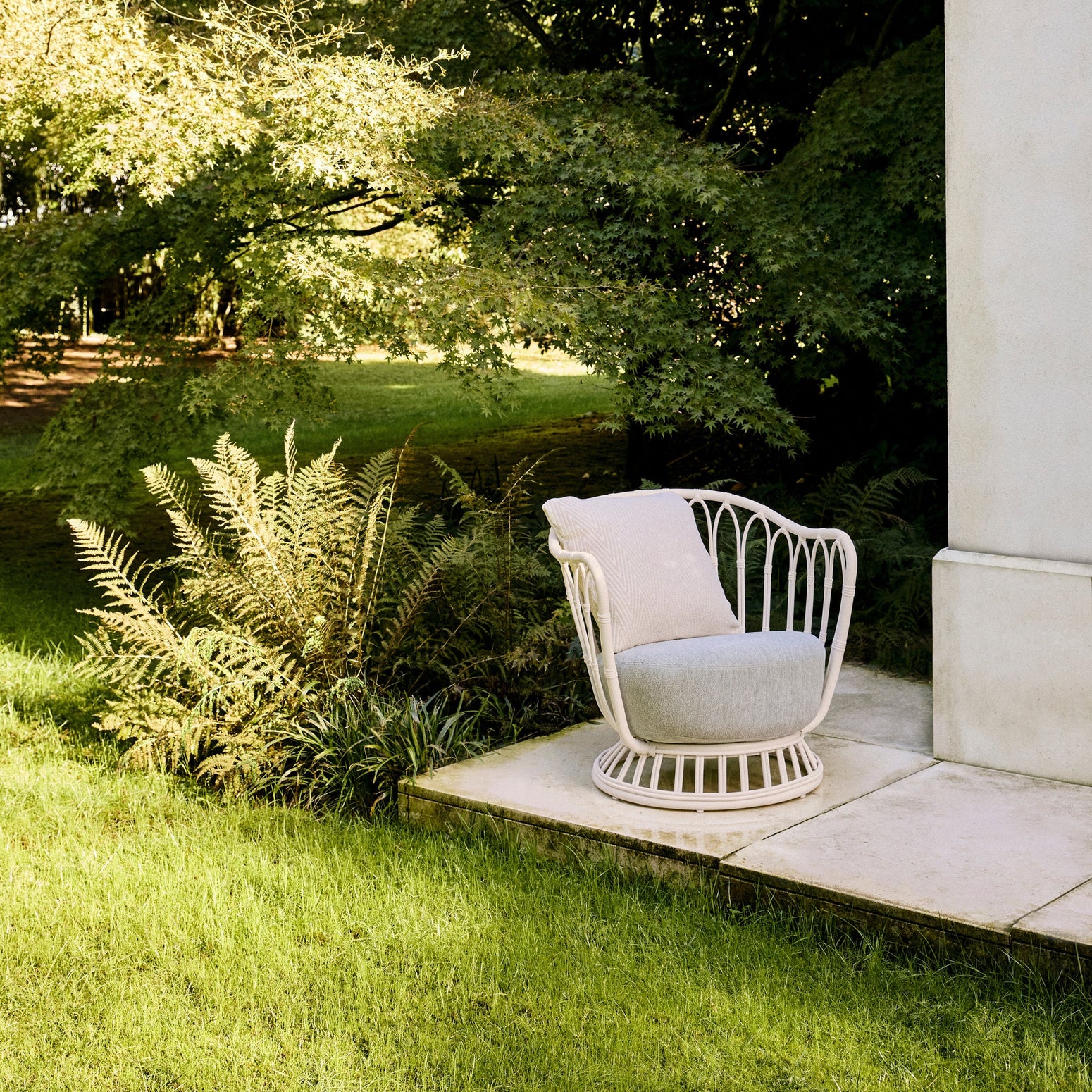Lenestolen Grace Outdoor Lounge Chair fra Gubi er en elegant, skulpturell og tilbakelent lenestol som vil kunne løfte enhver terrasse, balkong og hage til nye høyder. 
