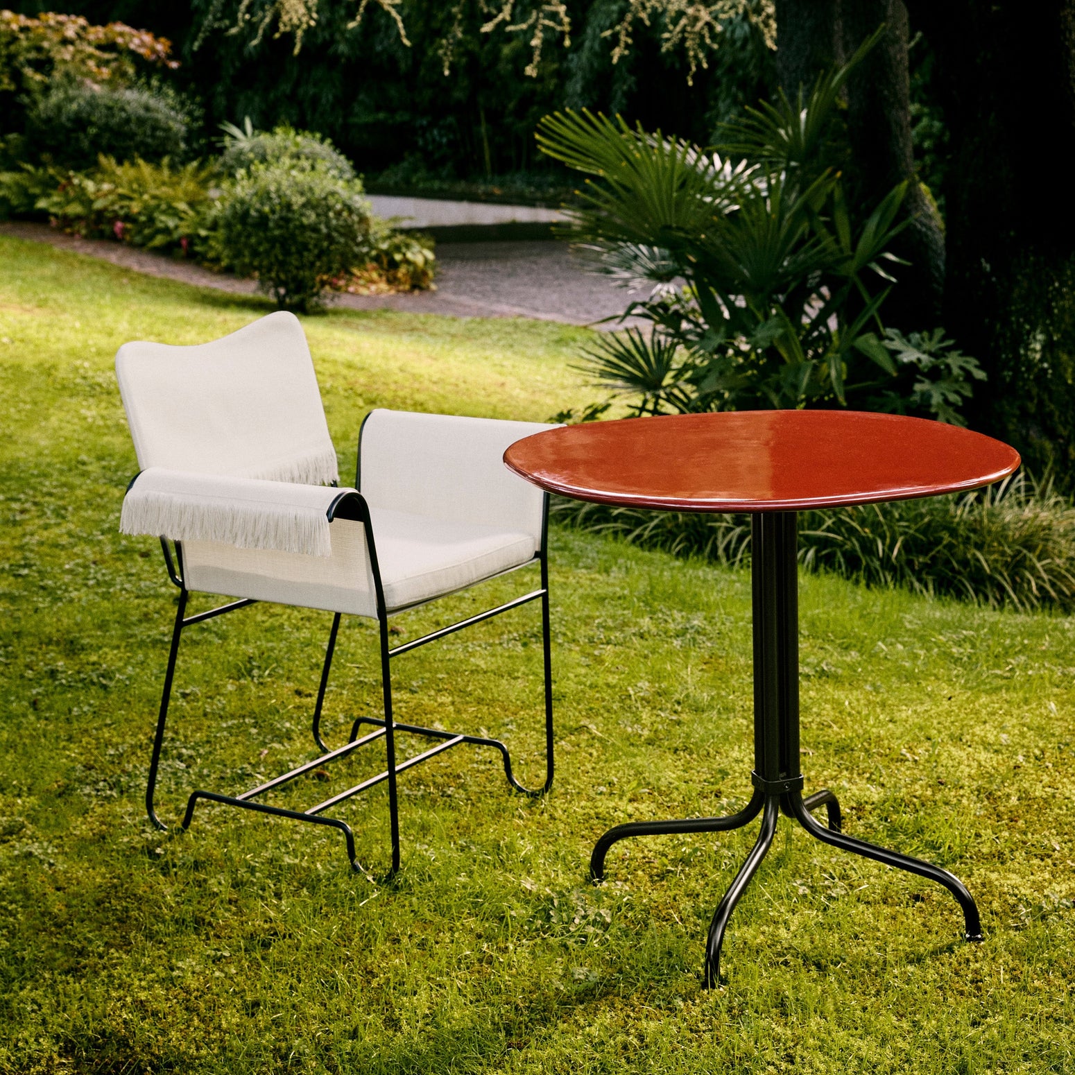 Spisestol Tropique Dining Chair fra Gubi,  svart med tekstil Leslie Limonta 06, med frynser