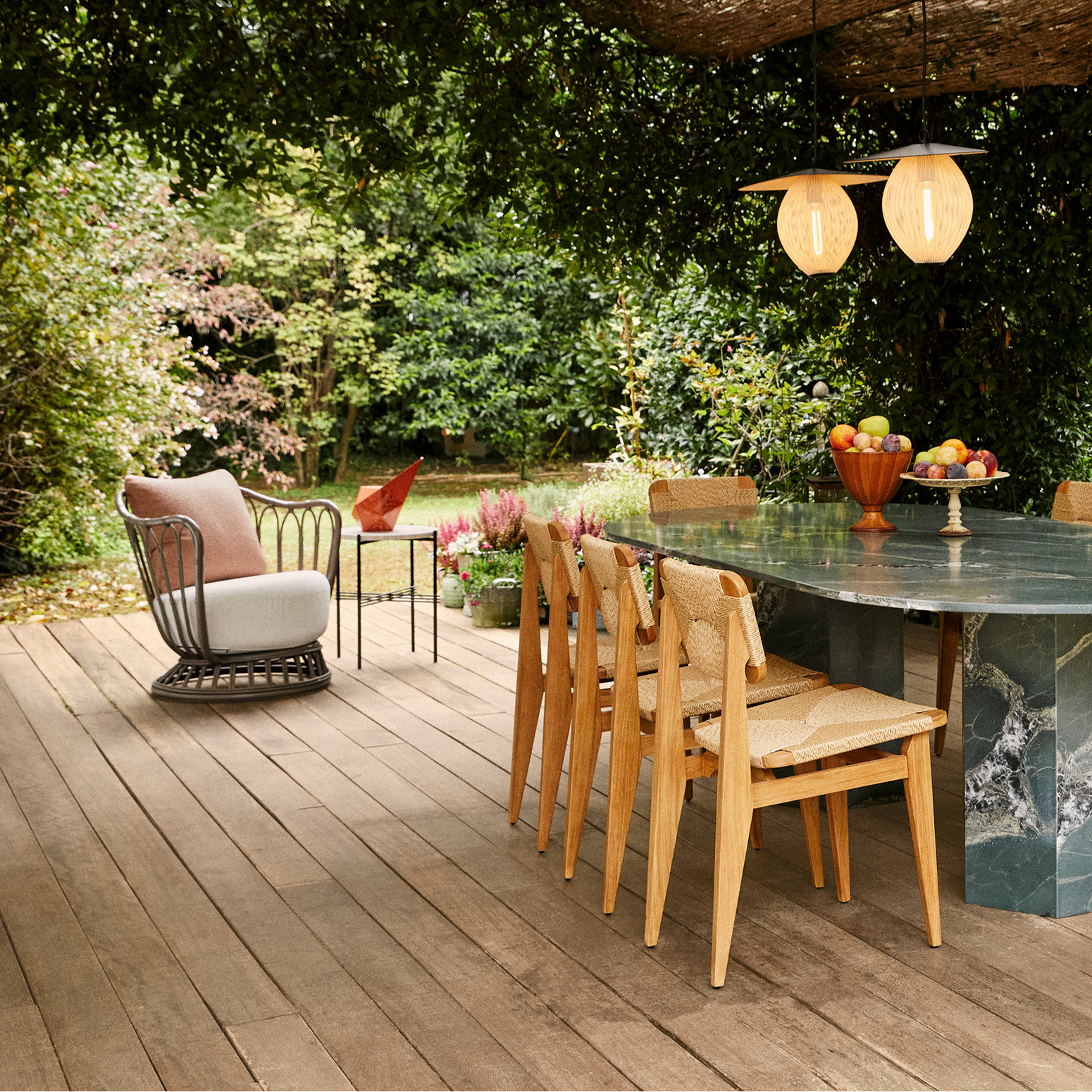Lenestol Grace Outdoor Lounge Chair fra Gubi leveres med en myk sittepute og ryggpute, og du kan velge mellom flere stoffvarianter i pustende og vannavstøtende tekstiler.