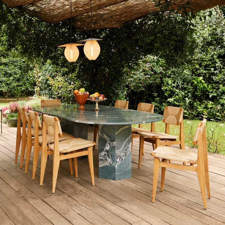 Spisebordet Epic Outdoor Dining Table fra Gubi er et tiltalende objekt som tilfører taktilitet, varme og eksklusiv tyngde til uterommet — et statement-møbel som vi garanterer kommer til å være uteplassens midtpunkt! Bordet kommer i en rund og en avlang, elipseformet variant.
