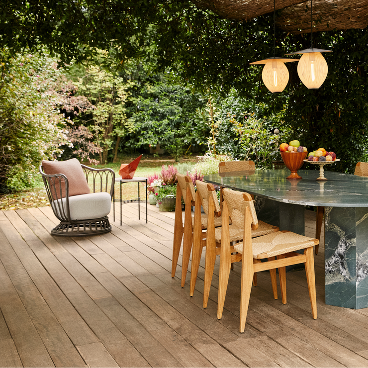 Lenestol Grace Outdoor Lounge Chair fra Gubi leveres med en myk sittepute og ryggpute, og du kan velge mellom flere stoffvarianter i pustende og vannavstøtende tekstiler.