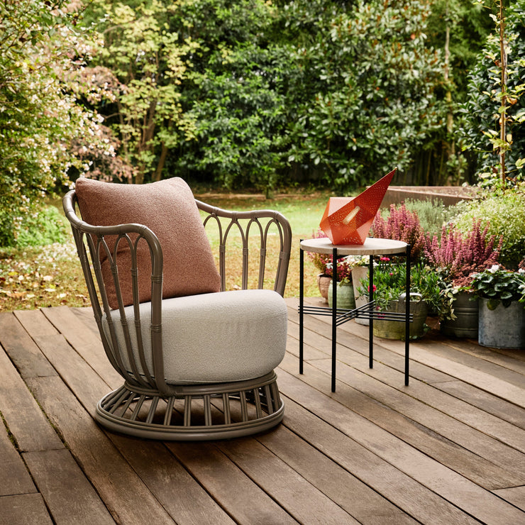 Gubi er ikke redd for å utfordre den skandinaviske fargepaletten og formspråket, samtidig som de glir perfekt inn i de fleste hjem. Avbildet er Grace Outdoor Lounge Chair i grå pulverlakkert aluminium/Mushroom Grey.