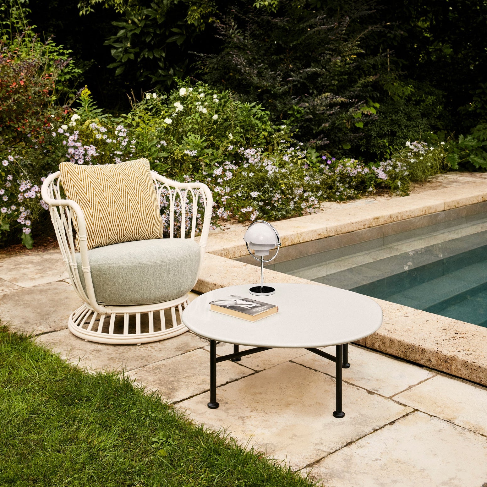 Er du ute etter en dose nostalgi, vakker komfort og et tidløst design bør loungestolen Grace Outdoor Lounge Chair fra Gubi stå på ønskelisten din!