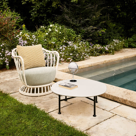 Er du ute etter en dose nostalgi, vakker komfort og et tidløst design bør loungestolen Grace Outdoor Lounge Chair fra Gubi stå på ønskelisten din!