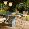 Spisebordet Epic Outdoor Dining Table fra Gubi satt sammen med spisestolene Tropique Dining Chair – en nydelig kombinasjon!