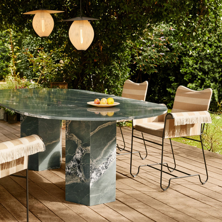 Spisestol Tropique Dining Chair fra Gubi,  svart med tekstil Leslie Stripe 40, med frynser