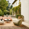 Lenestolen Pacha Outdoor Lounge Chair fra Gubi passer perfekt som en del av en større sofagruppe, eller som par i et lite loungehjørne.