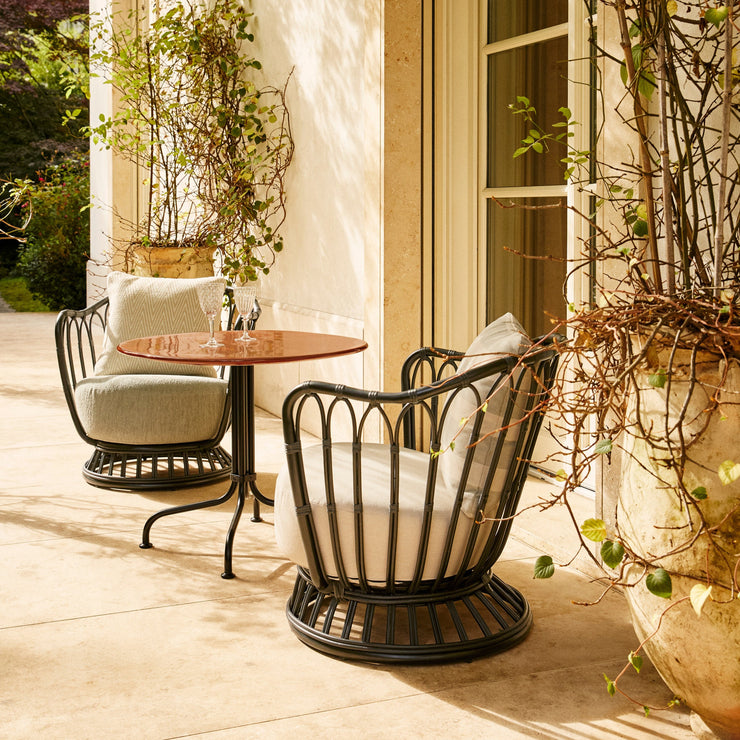 Lenestolen Grace Outdoor Lounge Chair fra Gubi er en ny versjon av den tidløse Grace-lenestolen. Denne varianten er laget med et syntetisk rottingmateriale, bestående av pulverlakkert aluminium som tåler både vær og UV-stråling. 