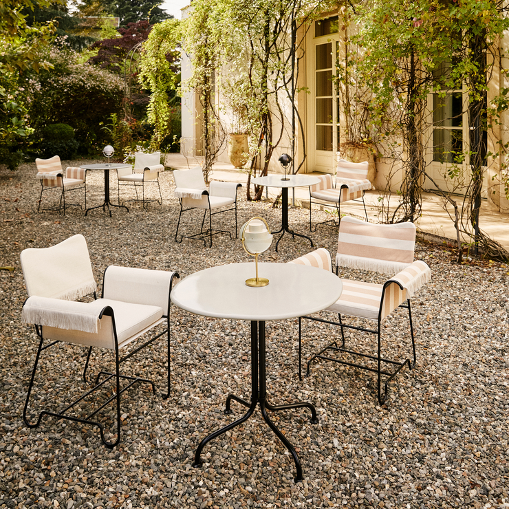 Kafébordet Carmel Bistro Lounge Table fra Gubi har en enkel og klassisk silhuett som minner om et parisisk bistrobord i sin reneste form.