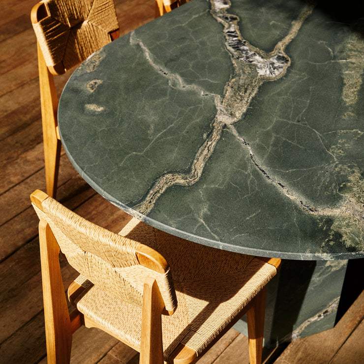 Utebordet Epic Outdoor Dining Table fra Gubi. har en ren og monumental form – som lar det vakre materialet få fullt fokus. Steinen har nydelig overflate, med vakkert fargespill og et spennende og livlig mønster. 