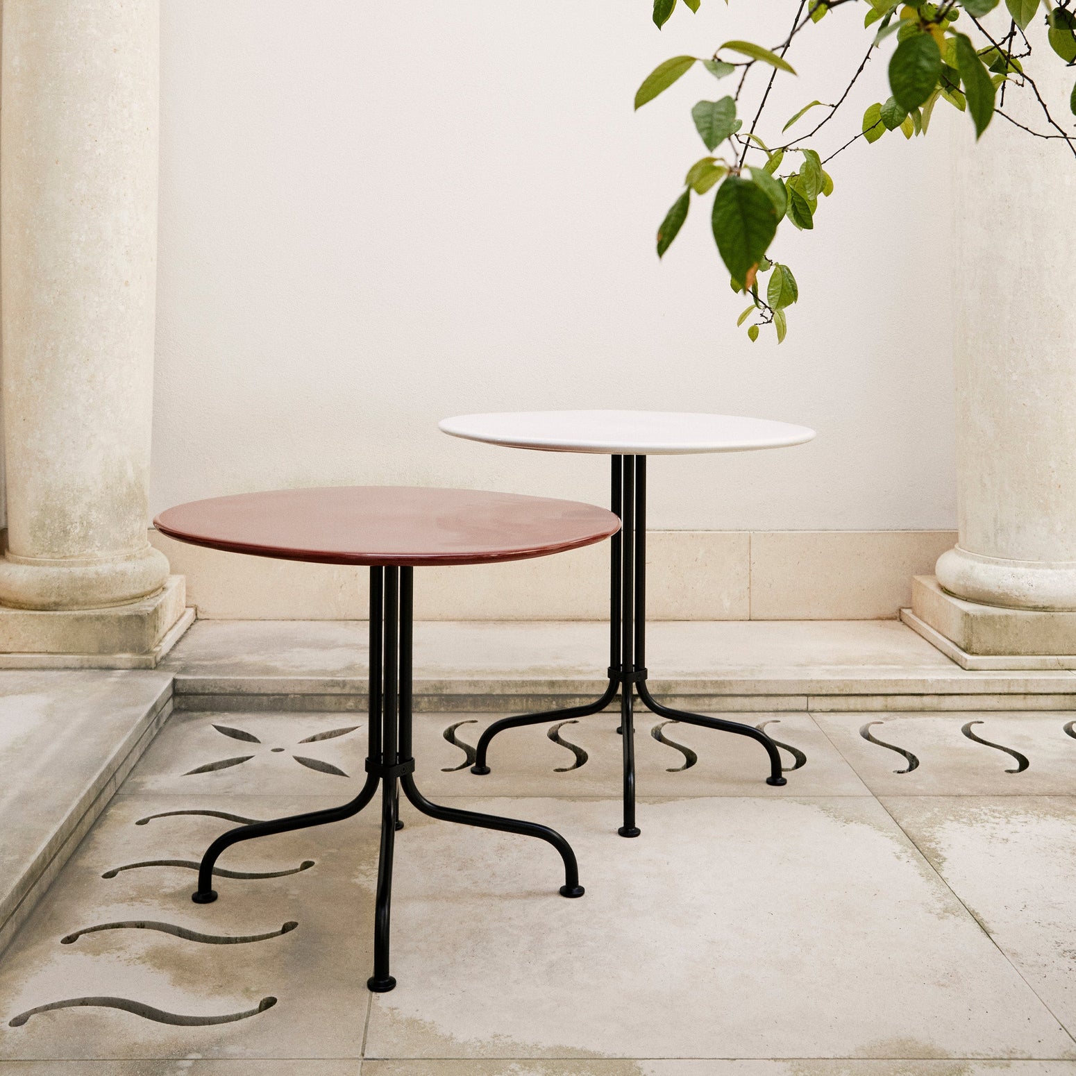 Det tidløse uttrykket gjør at kafébordet Carmel Bistro Lounge Table fra Gubi passer like godt til uformelle sammenkomster som til mer formelle anledninger.