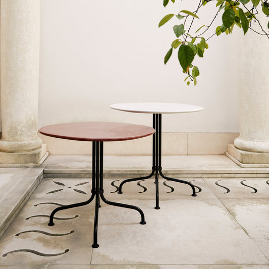 Det tidløse uttrykket gjør at kafébordet Carmel Bistro Lounge Table fra Gubi passer like godt til uformelle sammenkomster som til mer formelle anledninger.