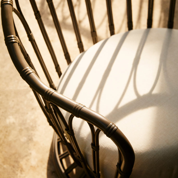 Rammen til lenestolen Grace Outdoor Lounge Chair fra Gubi er håndlaget, og hvert element i stolen er nøye utformet for å opprettholde en perfekt balanse mellom teknisk presisjon og håndverkskunst. 