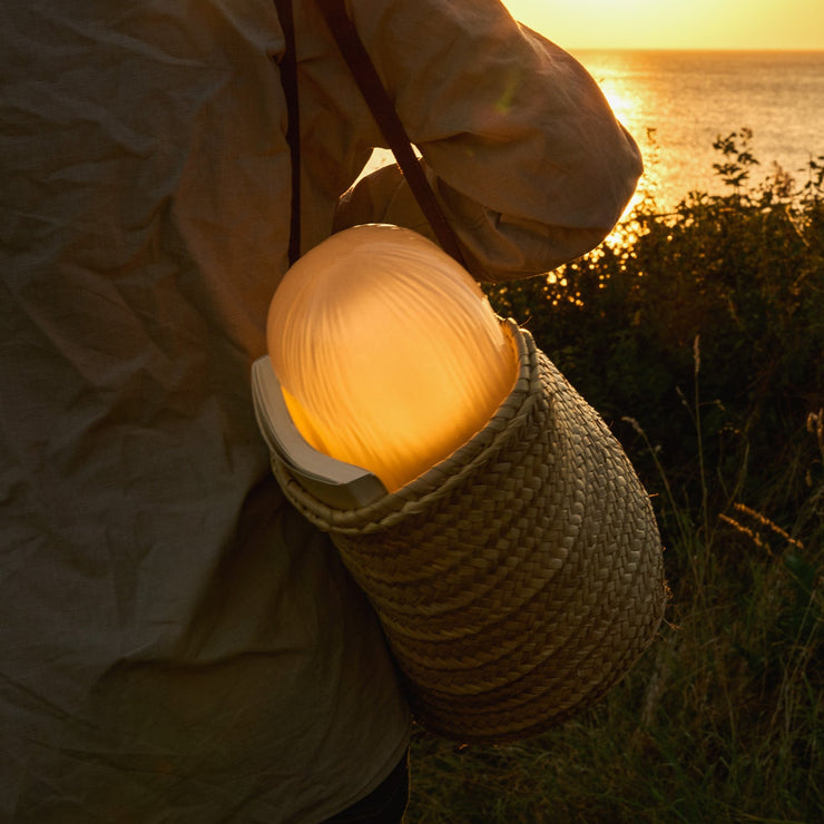 Den oppladbare bordlampen Seine Portable Lamp fra Gubi har en berøringsaktivert dimmer med tre nivåer og gir mellom 6 og 50 timer med lys per lading.