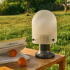 Bruk Seine-lampen fra Gubi alene, eller kombiner den med stearinlys og andre lyskilder – enten for å lyse opp mørke hjørner, skape en lun atmosfære på terrassen, eller forlenge sommerkveldene langt ut i natten.
