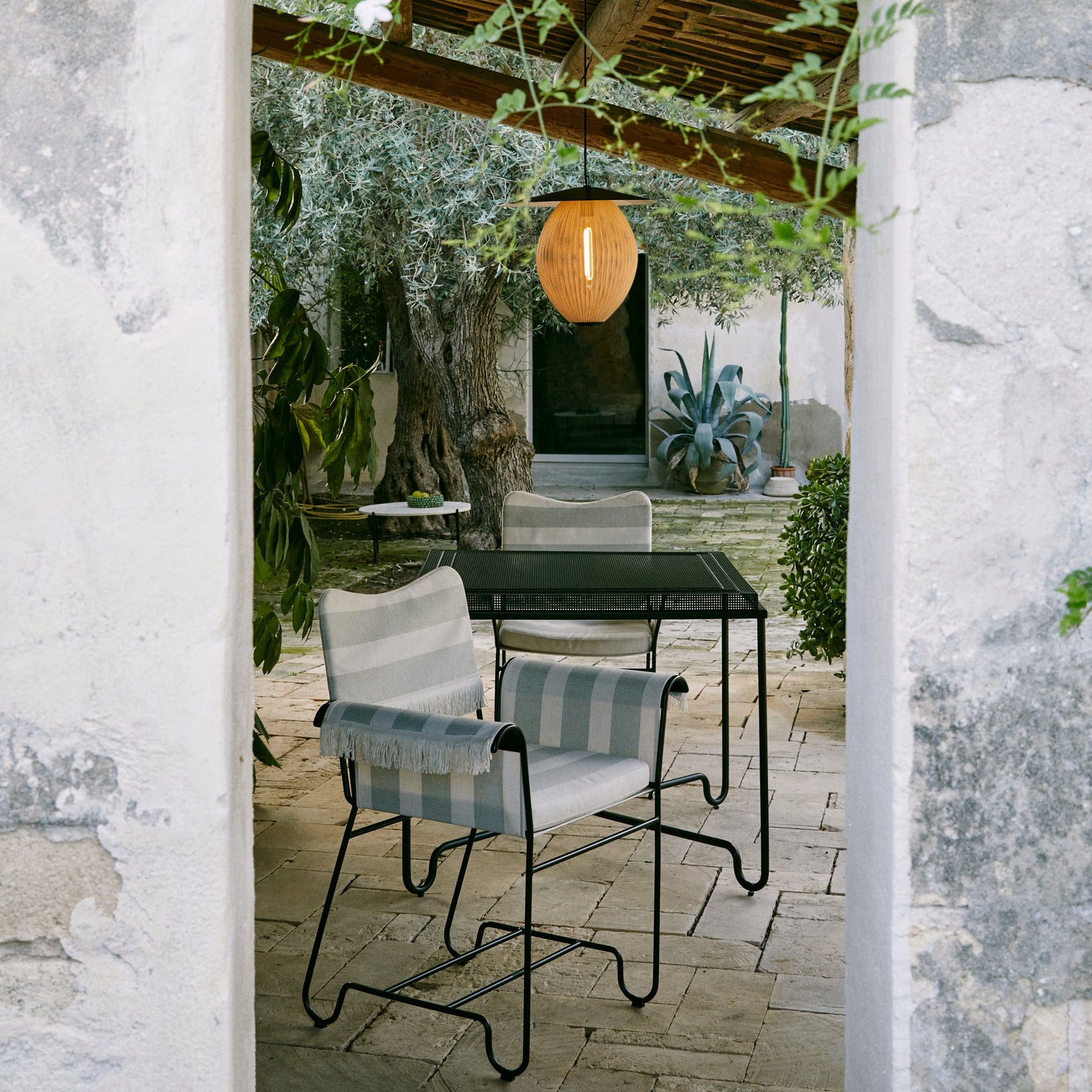 Spisestol Tropique Dining Chair fra Gubi,  hvit med tekstil Leslie Stripe 20, med frynser