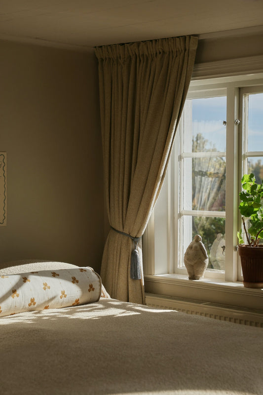 Vi elsker hvordan gardiner enkelt løfter innredningen til nye høyder og får et hvert rom til å kjennes lunere og hyggeligere på 1-2-3! De superelegante gardinene Bouclé fra Gotain vil i tillegg tilføre interiøret ditt en dose elegant struktur.