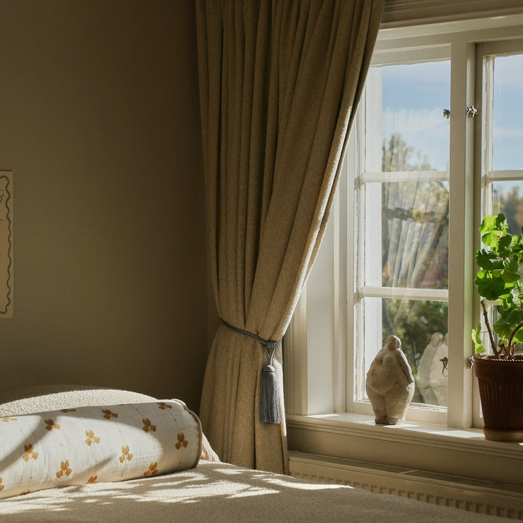 Vi elsker hvordan gardiner enkelt løfter innredningen til nye høyder og får et hvert rom til å kjennes lunere og hyggeligere på 1-2-3! De superelegante gardinene Bouclé fra Gotain vil i tillegg tilføre interiøret ditt en dose elegant struktur.