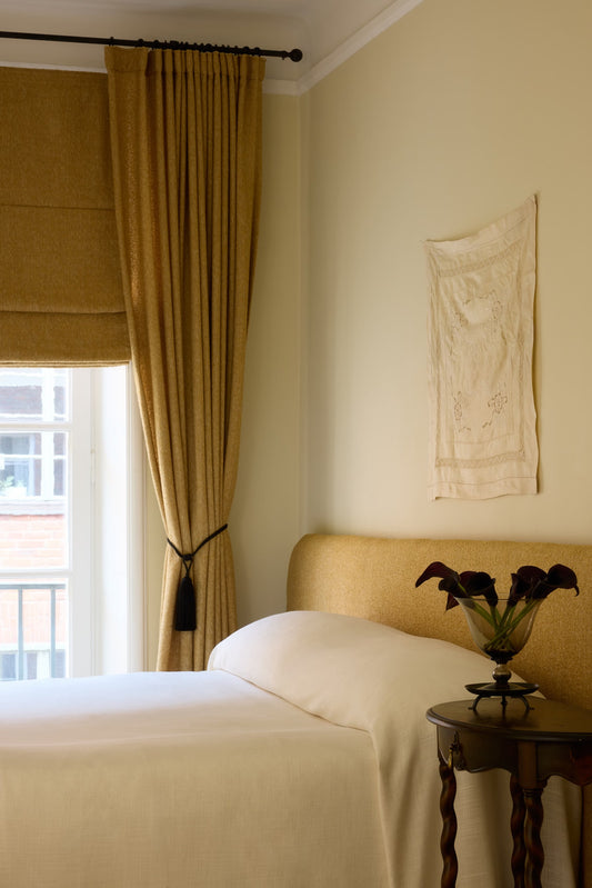 Vi elsker hvordan gardiner enkelt løfter innredningen til nye høyder og får et hvert rom til å kjennes lunere og hyggeligere på 1-2-3! De superelegante gardinene Bouclé fra Gotain vil i tillegg tilføre interiøret ditt en dose elegant struktur.