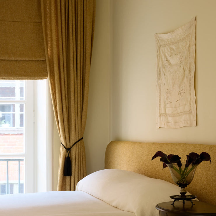 Vi elsker hvordan gardiner enkelt løfter innredningen til nye høyder og får et hvert rom til å kjennes lunere og hyggeligere på 1-2-3! De superelegante gardinene Bouclé fra Gotain vil i tillegg tilføre interiøret ditt en dose elegant struktur.