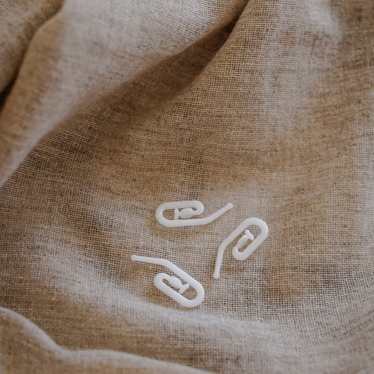 Rynk alltid gardinen før du setter i kroker. Anbefalte kroker er Alpha-kroker / rynkebåndskroker. Disse er enkle å tre og gir flere muligheter for plassering av høyde.