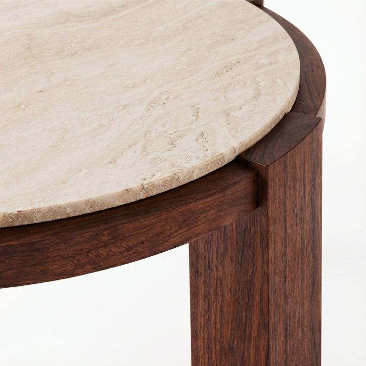 Rundt sofabord Dean Coffee Table fra Dusty Deco i valnøtt og travertinstein