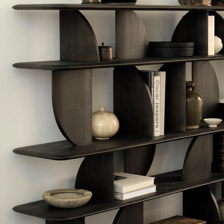 Bokhylle Geometric Rack fra Ethnicraft i lakkert teak (dyp mørkebrun farge)