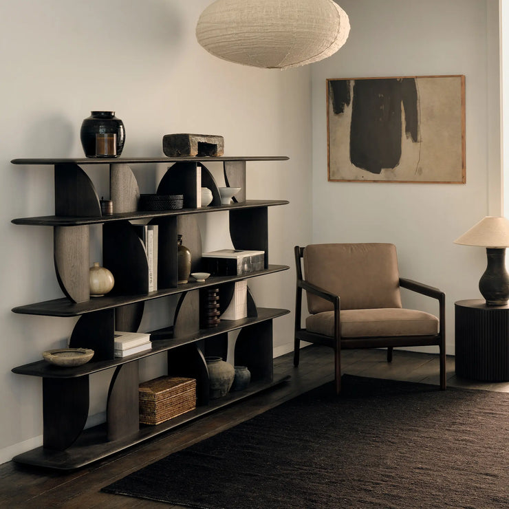 Bokhylle Geometric Rack fra Ethnicraft i lakkert teak (dyp mørkebrun farge)