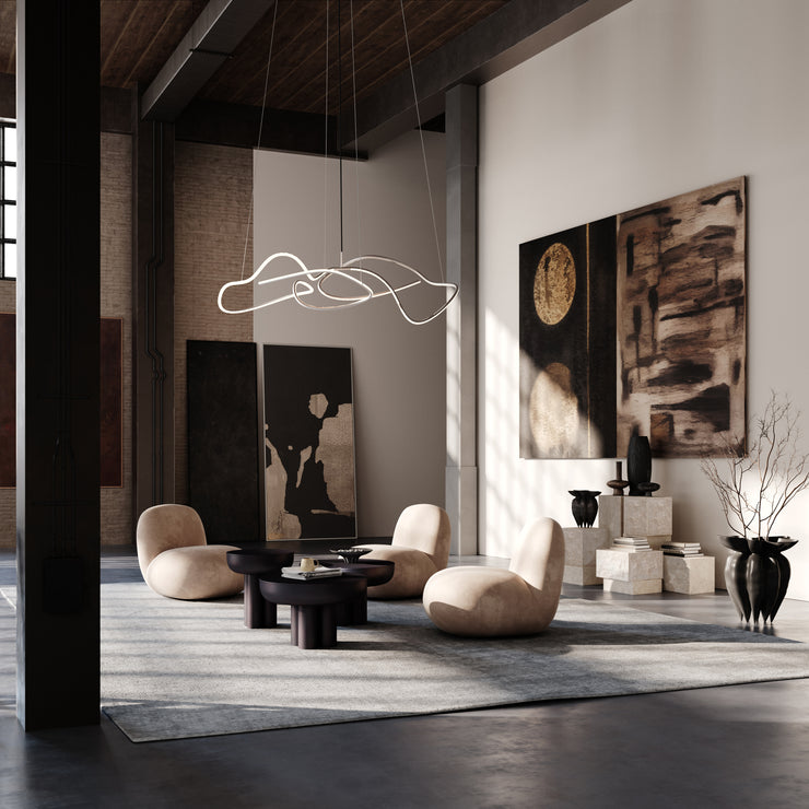 Inspirert av minimalistisk kunst, kombinerer taklampen Ghost Chandelier Chrome fra 101 Copenhagen lys med en metallskulptur og skaper et kunstnerisk lysdesign. Lampen har et lyst hvitt akrylrør som elegant smelter sammen med et krombelagt metallrør, og kaster et organisk lys mønster. Her er lampen i en stor variant.