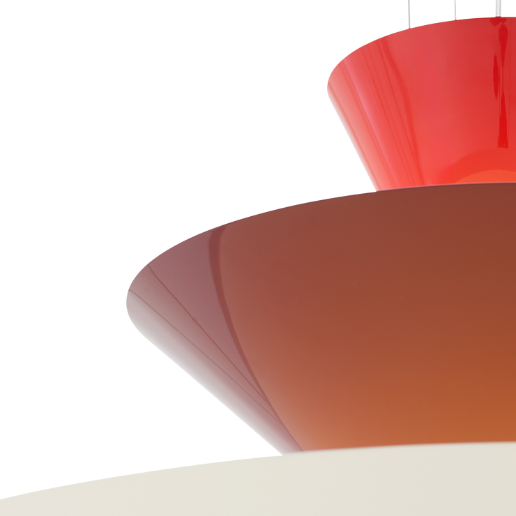 Taklampe Gio LN15 fra &tradition i fargen Vermilion Red, Dark Burgundy & Ecru White (rød, burgunder og kremfarget).