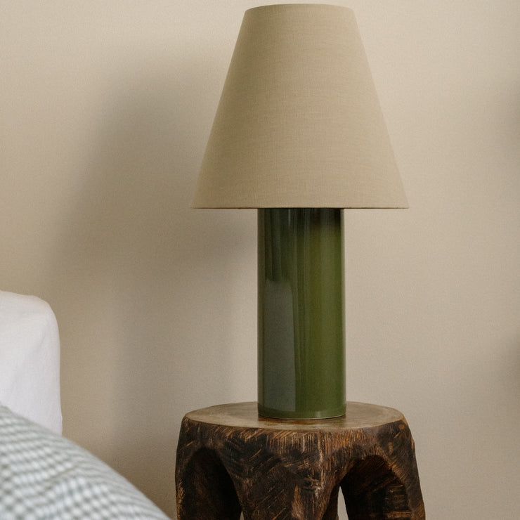  Bordlampen er nydelig plassert på en skjenk i stue eller spisestue, på et skrivebord eller nattbord. 