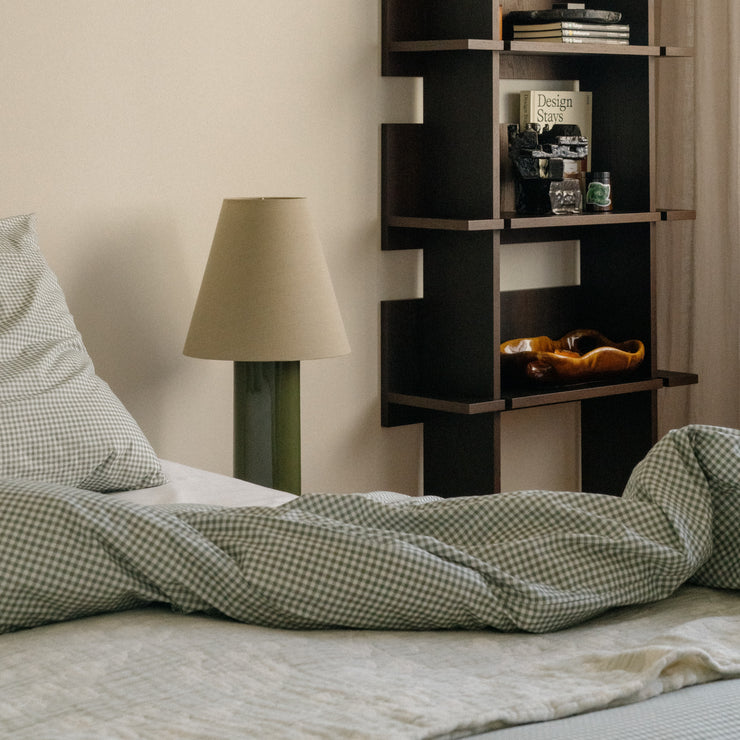 Ute etter en unik bordlampe i keramikk som tilfører interiøret ditt masse personlighet og varme? Vi elsker objekter som innehar det lille ekstra – og samtlige av lampene fra franske Mattina Moderna treffer oss midt i hjertet. De er elegante, litt overraskende og akkurat passe lekne. Perfekt for deg (og oss) som ønsker et unikt blikkfang av en lampe!