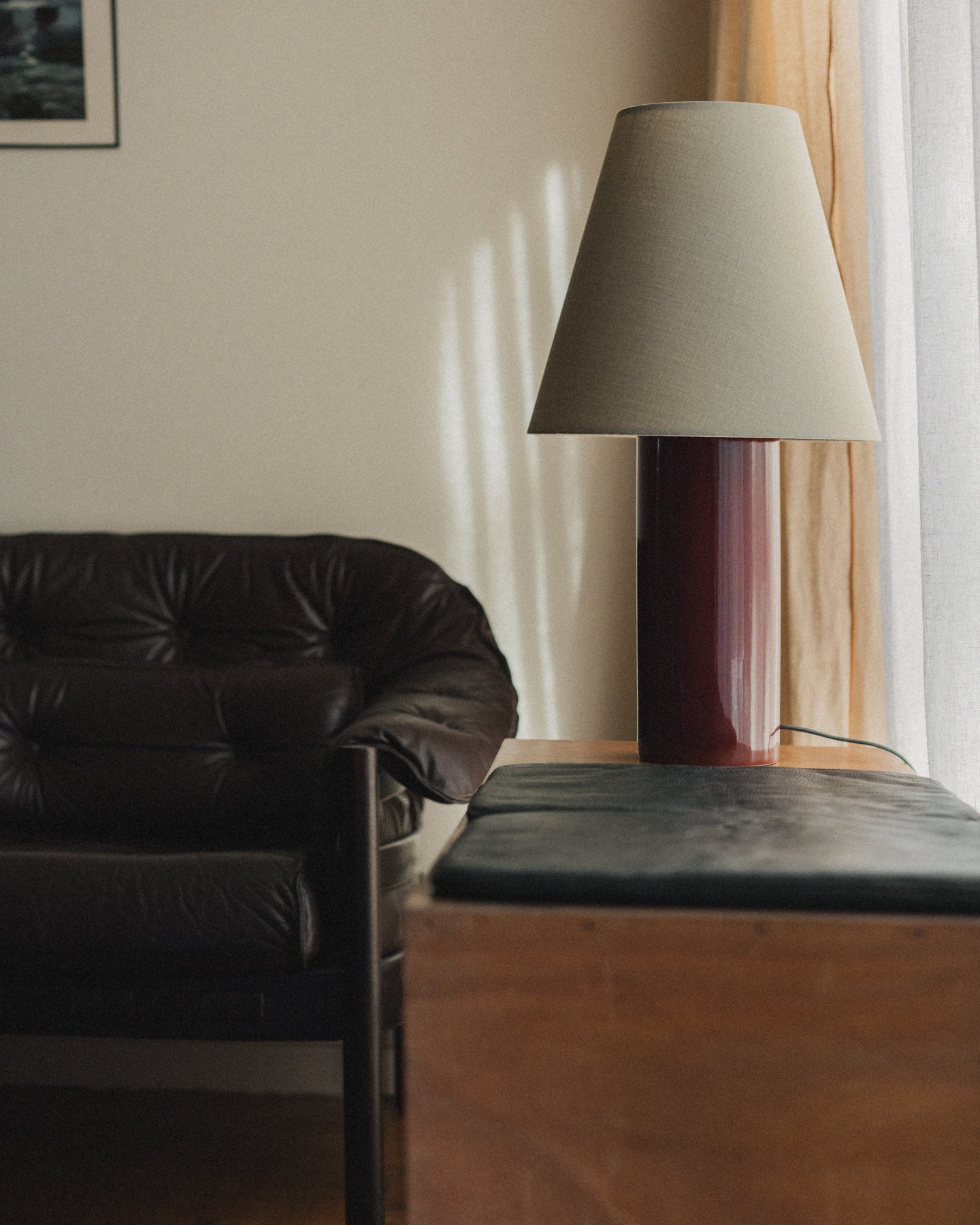 Ute etter en unik bordlampe i keramikk som tilfører interiøret ditt masse personlighet og varme? Vi elsker objekter som innehar det lille ekstra – og samtlige av lampene fra franske Mattina Moderna treffer oss midt i hjertet. De er elegante, litt overraskende og akkurat passe lekne. Perfekt for deg (og oss) som ønsker et unikt blikkfang av en lampe!