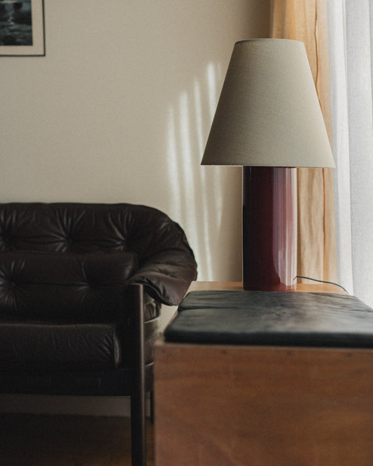 Ute etter en unik bordlampe i keramikk som tilfører interiøret ditt masse personlighet og varme? Vi elsker objekter som innehar det lille ekstra – og samtlige av lampene fra franske Mattina Moderna treffer oss midt i hjertet. De er elegante, litt overraskende og akkurat passe lekne. Perfekt for deg (og oss) som ønsker et unikt blikkfang av en lampe!