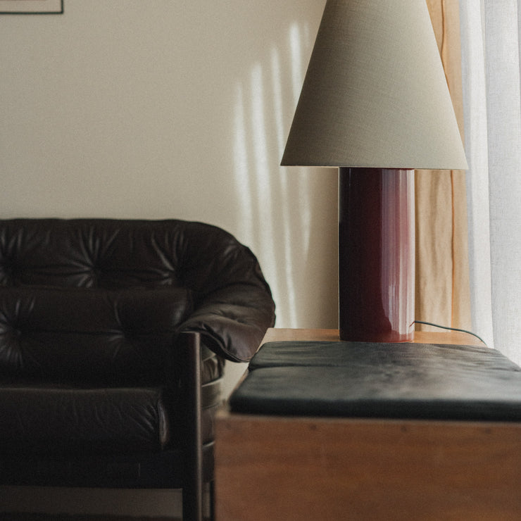 Ute etter en unik bordlampe i keramikk som tilfører interiøret ditt masse personlighet og varme? Vi elsker objekter som innehar det lille ekstra – og samtlige av lampene fra franske Mattina Moderna treffer oss midt i hjertet. De er elegante, litt overraskende og akkurat passe lekne. Perfekt for deg (og oss) som ønsker et unikt blikkfang av en lampe!