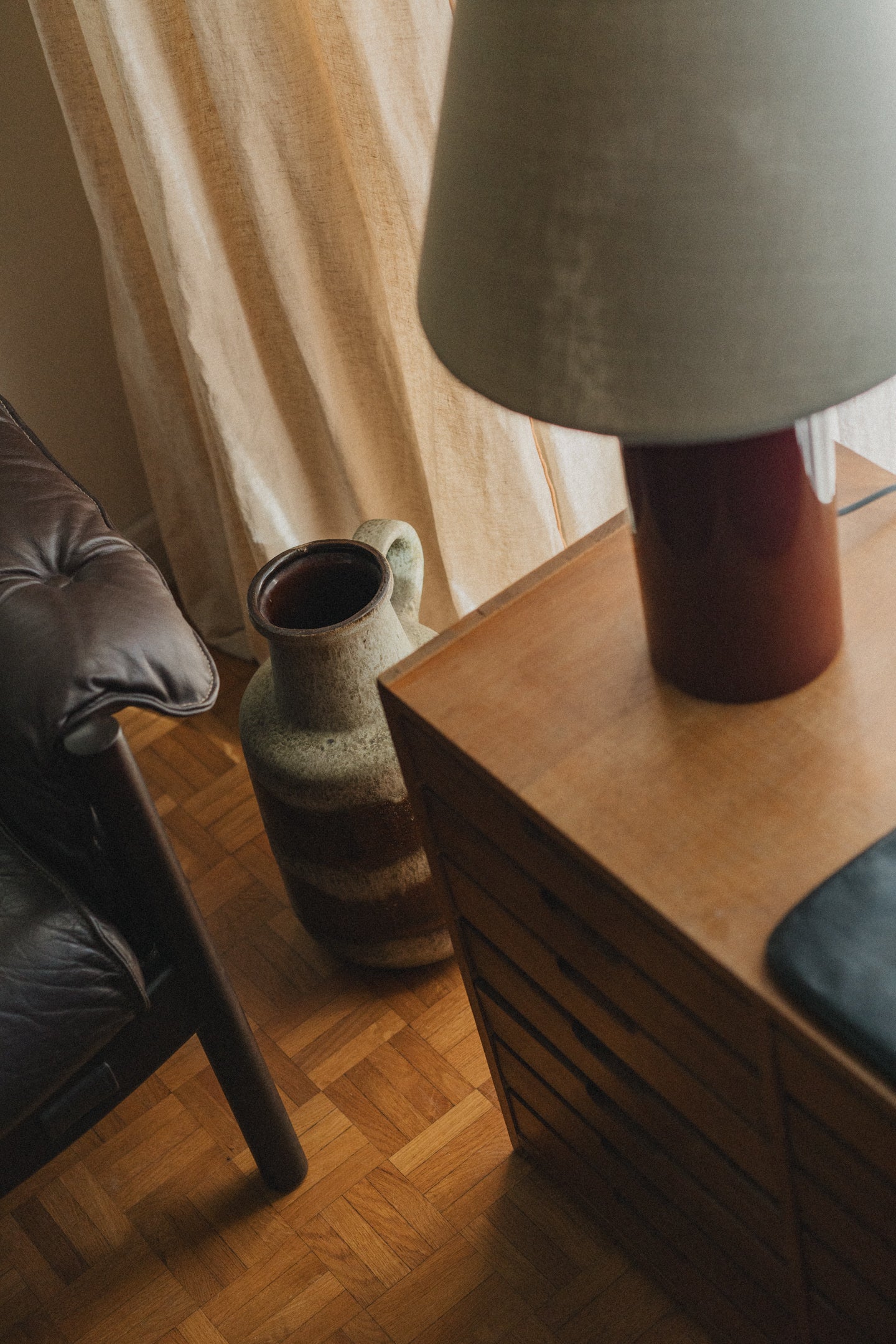 Bordlampen er nydelig plassert på en skjenk i stue eller spisestue, på et skrivebord eller nattbord.