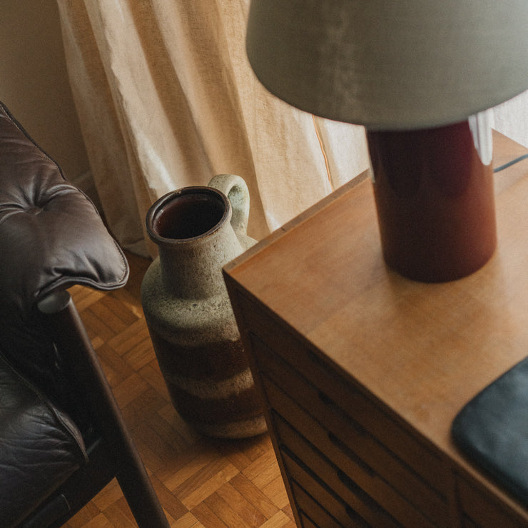 Bordlampen er nydelig plassert på en skjenk i stue eller spisestue, på et skrivebord eller nattbord.