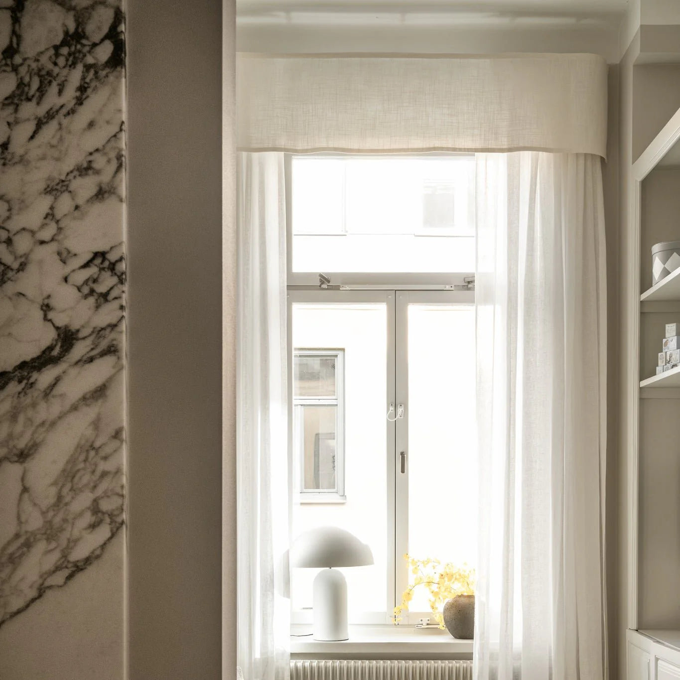 Gardinkappe fra Gotain med matchende gardiner i vevd lin.