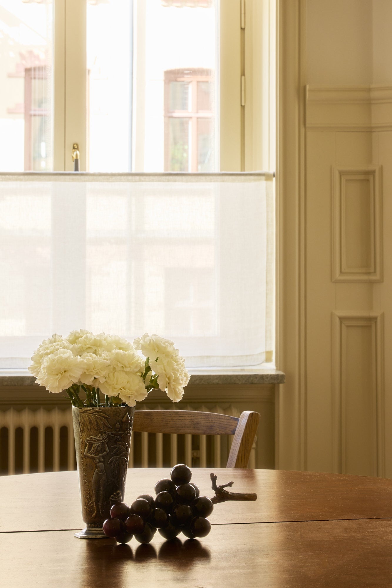 Vi er så begeistret for disse lave, vakre kafégardinene fra Gotain som hindrer innsyn på en diskré og elegant måte! Disse er perfekte å bruke på et soverom, bad eller kjøkken. Kafégardinen i gjennomskinnelig variant – tynn lin i fargen benhvit.