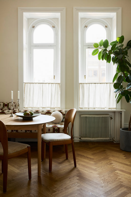 Kafégardiner gir kjøkkenet et klassisk og vakkert uttrykk! Vi er så begeistret for disse lave, vakre kafégardinene fra Gotain som hindrer innsyn på en diskré og elegant måte.
