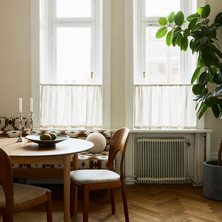 Kafégardiner gir kjøkkenet et klassisk og vakkert uttrykk! Vi er så begeistret for disse lave, vakre kafégardinene fra Gotain som hindrer innsyn på en diskré og elegant måte.