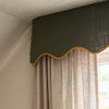 Grønn gardinkappe fra Gotain med sennepsgul kant / Khaki Mustard