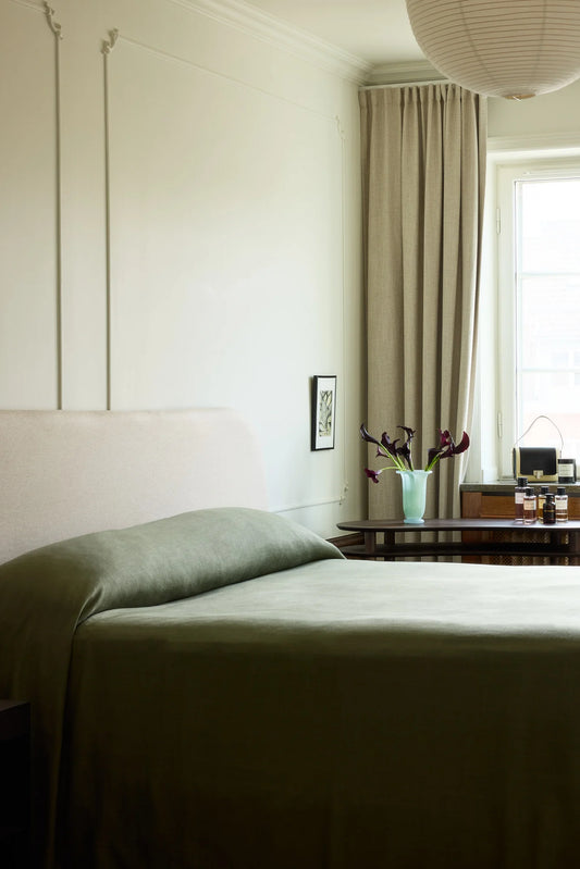 Ute etter et elegant tilskudd til soverommet? Sengeteppene i vevd lin fra Gotain skreddersys etter dine mål – og du kan velge mellom ni fine farger! Sengeteppene har en vakker vevd struktur og faller pent over sengen. Her ser du sengeteppet i vevd lin fra Gotain i fargen khaki/ Khaki