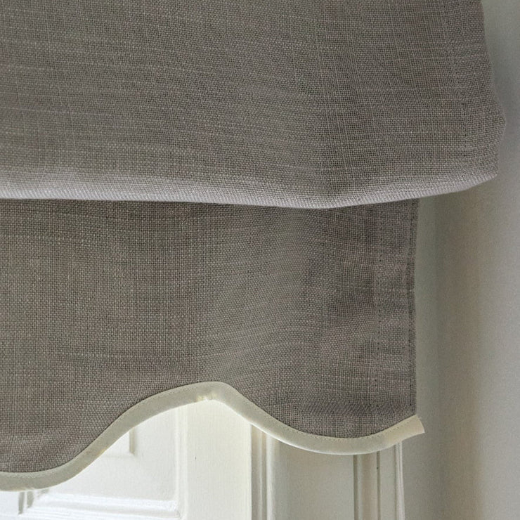 Grå mørkleggende liftgardin i vevd lin Scallop Edge fra Gotain i fargen Grey / Ivory