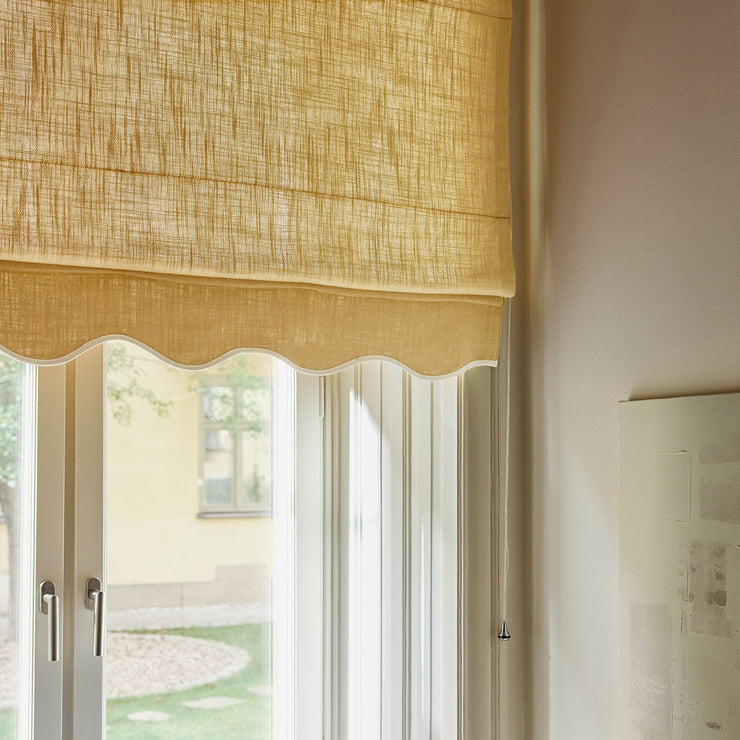 Liftgardin i vevd lin Scallop Edge fra Gotain i fargen Oat Yellow/ Ivory.