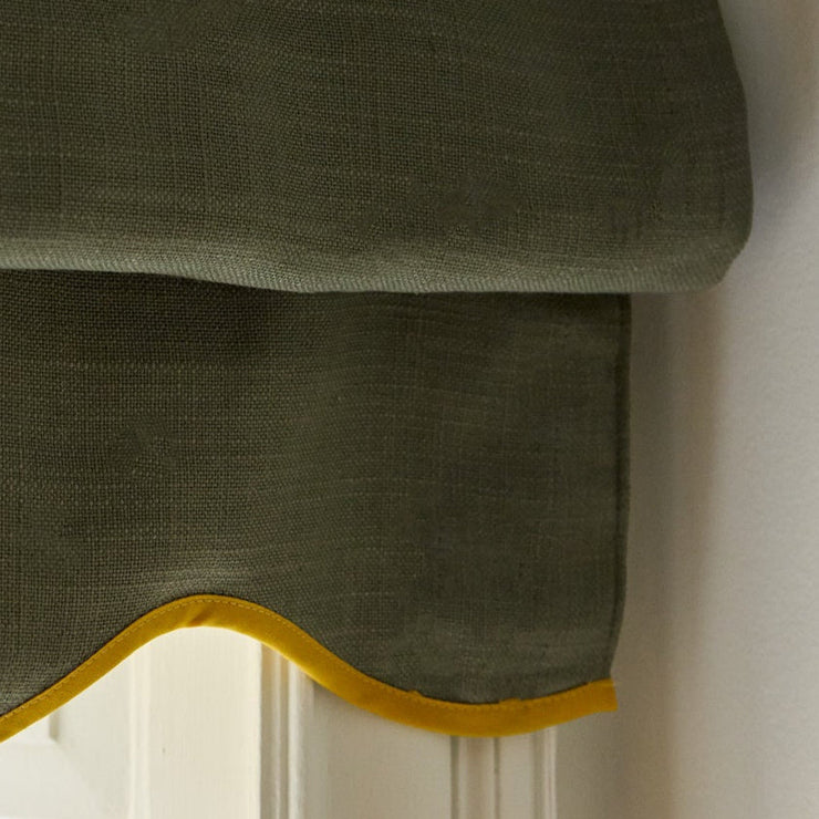 Grønn mørkleggende liftgardin i vevd lin Scallop Edge fra Gotain i fargen Khaki / Mustard
