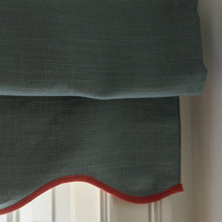 Petroleumsblå mørkleggende liftgardin i vevd lin Scallop Edge fra Gotain i fargen Petroleum / Terracotta