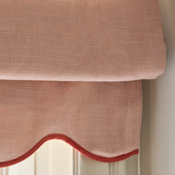 Rosa mørkleggende liftgardin i vevd lin Scallop Edge fra Gotain i fargen Pink / Terracotta