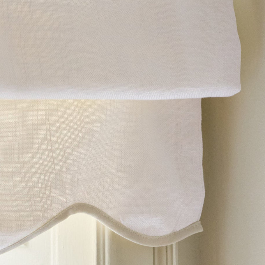 Hvit mørkleggende liftgardin i vevd lin Scallop Edge fra Gotain i fargen White / Ivory
