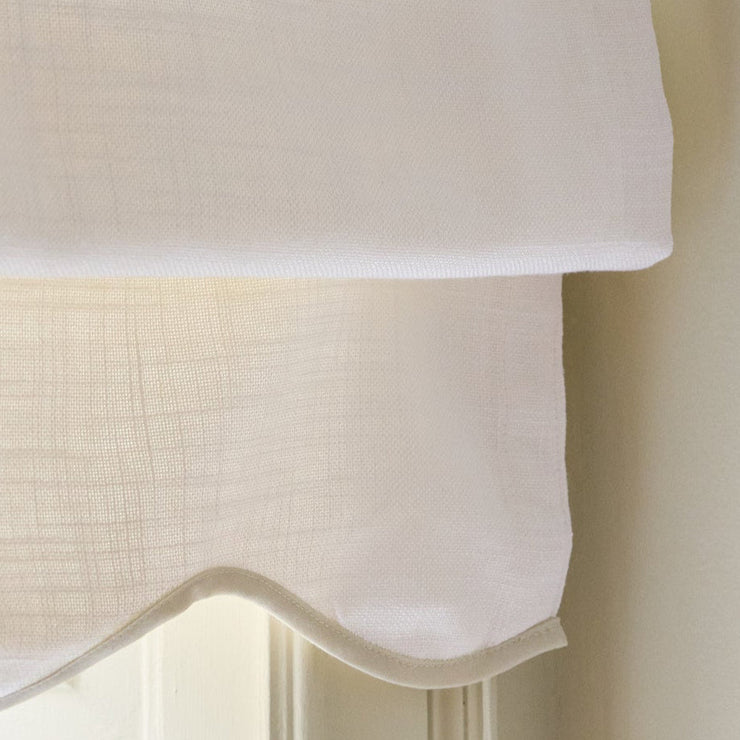 Hvit mørkleggende liftgardin i vevd lin Scallop Edge fra Gotain i fargen White / Ivory